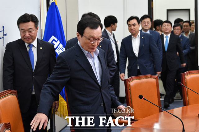 이해찬 더불어민주당 대표(왼쪽에서 두 번째)를 비롯한 지도부가 9일 오후 서울 여의도 국회에서 열린 고위전략회의에 참석하고 있다./국회=남윤호 기자