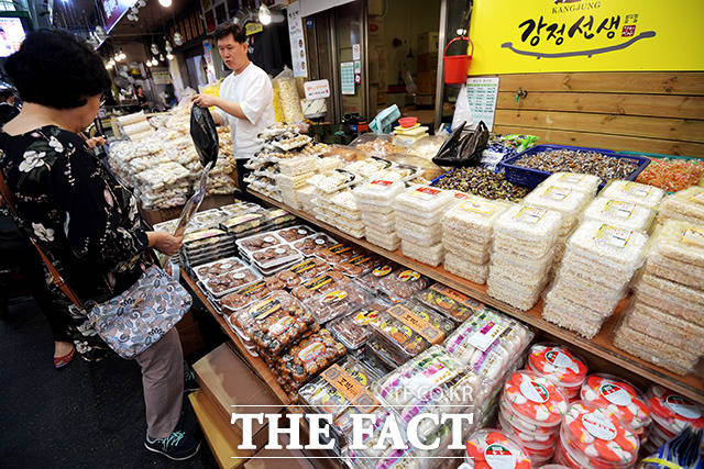 민족 대명절 추석을 나흘 앞둔 9일 오전 서울 마포구 망원시장을 찾은 시민이 황태포와 강정을 구매하고 있다. /이선화 기자