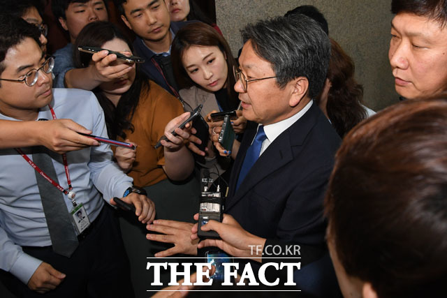 강기정 청와대 정무수석이 9일 오전 서울 여의도 국회 이해찬 더불어민주당 대표실을 찾아 회동을 마친 뒤 국회를 나서고 있다./국회=남윤호 기자