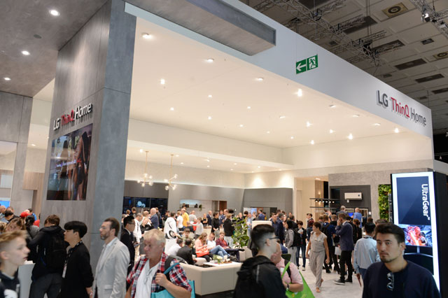 IFA 2019 관람객들이 LG전자 전시장에 마련된 LG 씽큐 홈을 둘러보고 있다. /LG전자 제공