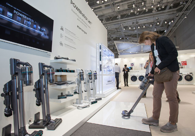 IFA 2019 삼성전자 전시장을 방문한 관람객들이 혁신 라이프스타일 가전인 무선청소기 삼성 제트를 체험하고 있다. /삼성전자 제공