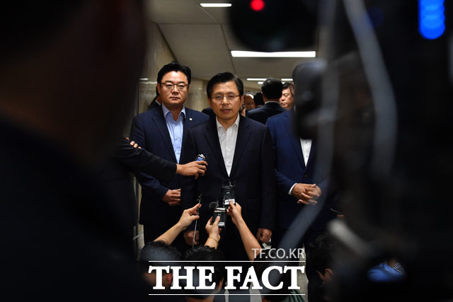 황교안 자유한국당 대표가 9일 오후 서울 여의도 국회에서 열린 긴급 의원총회를 마치고 나와 취재진의 질문에 답변하고 있다./국회=남윤호 기자