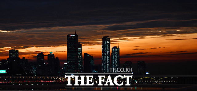 9일 오후 서울 동작구 동작대교에서 바라본 여의도 일대가 아름다운 노을빛을 보이고 있다. /이동률 기자
