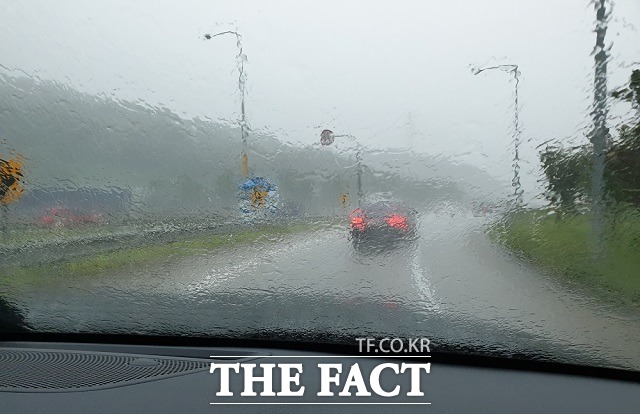 모하비 더 마스터 시승행사 당일에는 앞에 있는 차량의 번호판조차 제대로 보이지 않을 만큼의 폭우가 쏟아졌다.