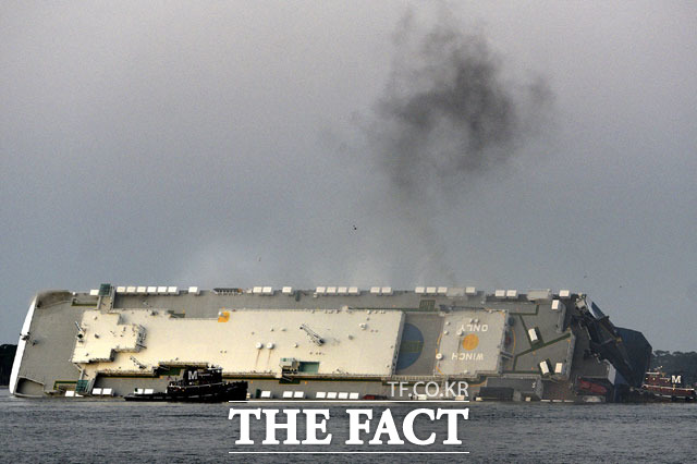 8일 미국 남동부 조지아주 해안에서 전도된 현대글로비스 소속 차량 운반선 골든레이 호가 연기를 뿜어내고 있다. /AP.뉴시스