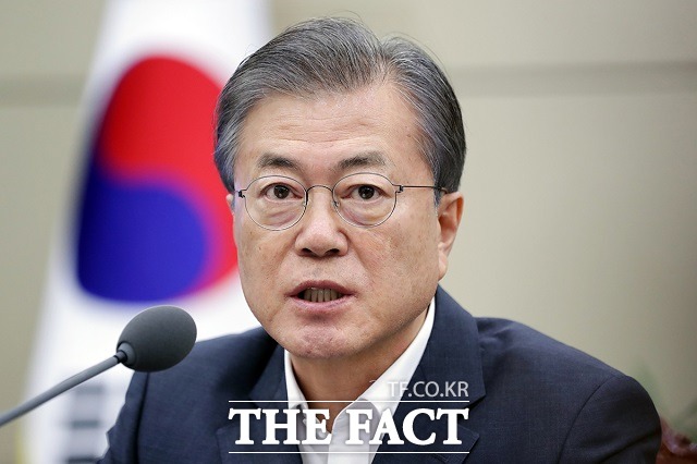 문재인 대통령이 9일 청와대에서 조국 신임 법무부 장관에게 임명장을 수여했다. /청와대 제공