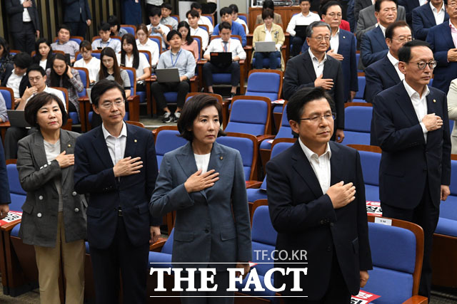 굳은 표정 짓고 있는 자유한국당 지도부