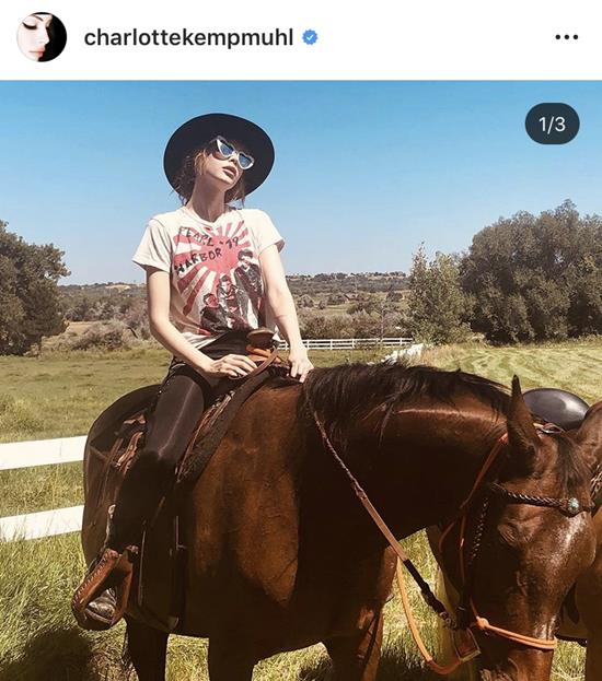 션 레논의 여자친구 샬롯 캠프 뮬이 욱일이가 그려진 티셔츠를 입고 있는 사진을 게재했다. /샬롯 캠프 뮬 인스타그램