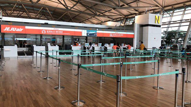 인천공항에서 취항하는 일본의 29개 도시 중 19개 도시가 8월에 7월보다 한국인 여행객이 줄어든 것으로 나타났다. 2개 도시는 출국한 여행객이 아예 없었던 것으로 파악됐다. 반면 8개 도시는 오히려 여행객 수가 늘어난 것으로 집계됐다. 사진은 일본노선 수요 감소로 썰렁한 국내 항공사의 체크인 카운터 모습. /신지훈 기자