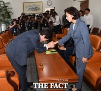 [TF포토] 나경원에게 '허리 숙여' 인사하는 이인영 원내대표