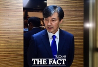  文대통령, 조국 배려? …배우자 불참 임명장 수여