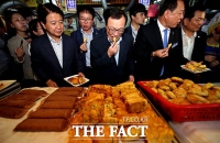 [TF포토] 전 맛보는 이해찬 대표, '전통시장 추석 물가 점검'