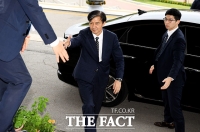 [TF포토] 취임식 참석하는 조국 신임 법무부 장관