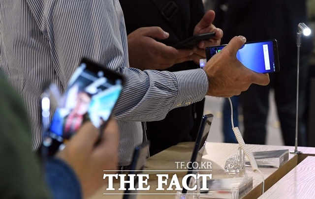 국내 폴더블폰 출시에 맞춘 주식 거래 서비스부터 간편 해외 송금이 가능한 서비스, 빅데이터 기반 투자 정보 제공까지. 엄지족 투자자들을 잡기 위한 각 증권사의 모바일트레이딩시스템(MTS) 서비스는 나날이 진화하고 있다. /사진공동취재단