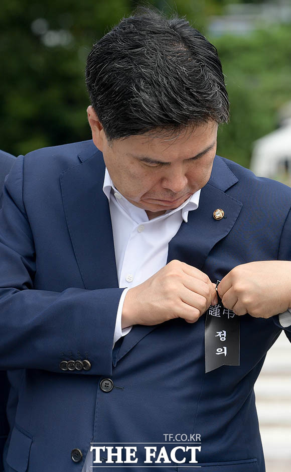 근조 정의라 적힌 리본을 다는 지상욱 의원