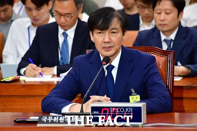 조국 법무부 장관이 지난 6일 인사청문회에서 딸 출생신고와 관련 위증을 했다는 의혹이 제기됐다. 지난 6일 국회 인사청문회에서 청문위원들 질의에 답하는 조 후보자. /배정한 기자