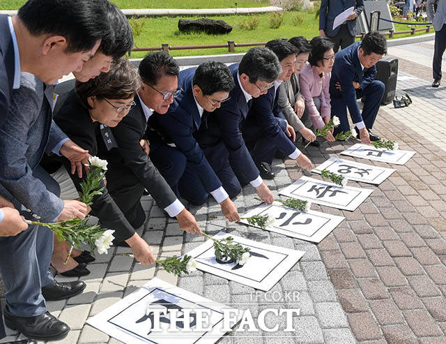 바른미래당이 10일 오전 서울 종로구 청와대 분수대 앞에서 조국 법무부 장관 임명 규탄 현장 의원총회를 연 가운데 오신환 원내대표를 비롯한 의원들이 정의는 죽었다라고 적힌 팻말 위에 국화꽃을 놓는 퍼포먼스를 펼치고 있다. /김세정 기자