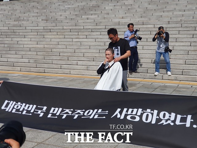 이언주 무소속 의원이 10일 국회 본청 앞 계단에서 삭발식을 진행하고 있다. /허주열 기자