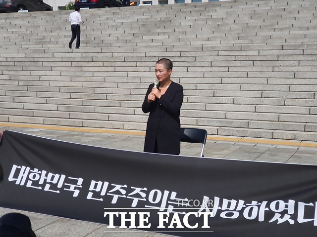 이언주 무소속 의원이 10일 국회 본청 앞 계단에서 조국 법무부 장관 임명을 강행한 문재인 정권을 규탄하는 기자회견 및 삭발식을 진행했다. /국회=허주열 기자