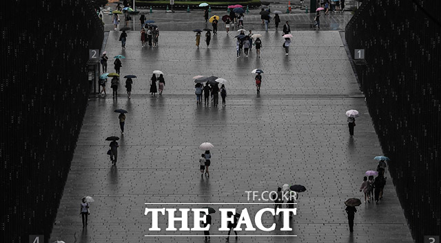 가을장마의 영향으로 중부지방에 비가 내린 10일 오후 서울 서대문구 이화여자대학교 교정에서 학생들이 우산을 쓰고 캠퍼스를 걷고 있다. /이동률 기자