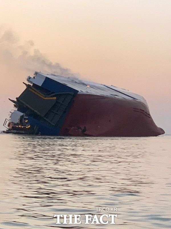 8일(현지 시각) 현대글로비스 자동차 운반선 골든레이호가 미국 해상에서 전복되는 사고로 미 해안경비대가 구조 작업을 벌이고 있다. /AP.뉴시스