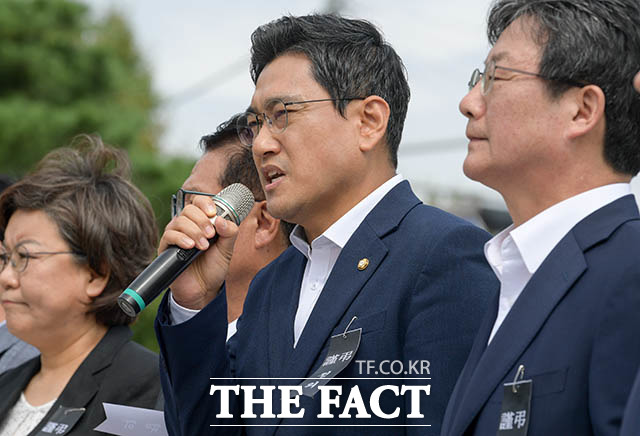발언하는 오신환 원내대표(가운데)