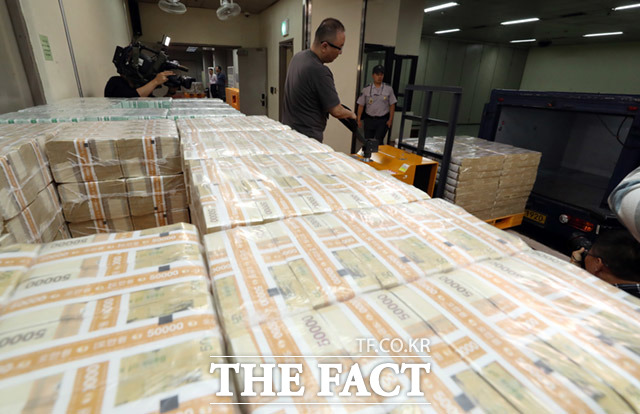 추석 연휴를 이틀 앞둔 10일 오후 서울 강남구 역삼동 한국은행 강남본부에서 추석 명절을 맞아 시중에 자금을 방출하고 있다. /임세준 기자