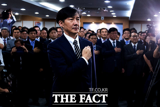 조국 신임 법무부 장관이 9일 오후 경기도 정부과천청사 법무부에서 열린 취임식에 참석해 국민의례를 하고 있다. /과천=이덕인 기자 (타사 현장풀)