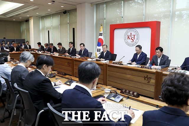문재인 대통령이 10일 서울 성북구 한국과학기술연구원(KIST)에서 국무회의를 주재하고 있다. 조국 법무부 장관은 이날 국무위원 자격으로 첫 국무회의에 참석했다. /청와대 제공