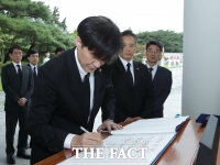  조국 장관 현충원 참배…검찰은 압수수색