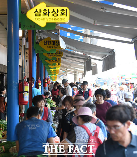 추석 연휴를 하루 앞둔 11일 오전 서울 동대문구 청량리전통시장은 명절 음식을 준비하는 시민들로 붐비고 있다. /임세준 기자