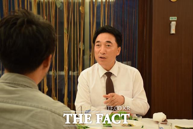 박 전 실장이 아내와의 인연 그리고 정치적 프레임이었던 불륜에 대해 이야기하는 모습.