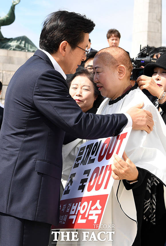 삭발을 마친 박 의원을 격려하는 황교안 대표
