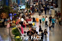 [TF포토] 연휴 앞두고 공항 가득 메운 여행객들