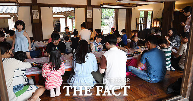 서울 충무로 남산골한옥마을에서 열린 추석맞이 행사 추석의 정석 행사에 참가한 가족들이 송편을 만들고 있다.