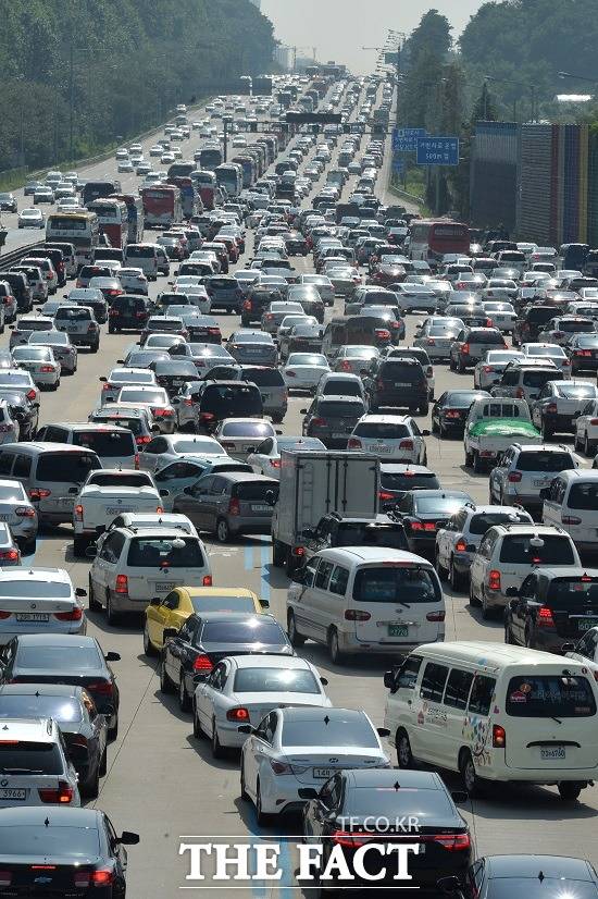 추석 당일인 13일 이날 하루 총 622만대 차량이 고속도로를 이용할 것으로 보인다. /더팩트DB