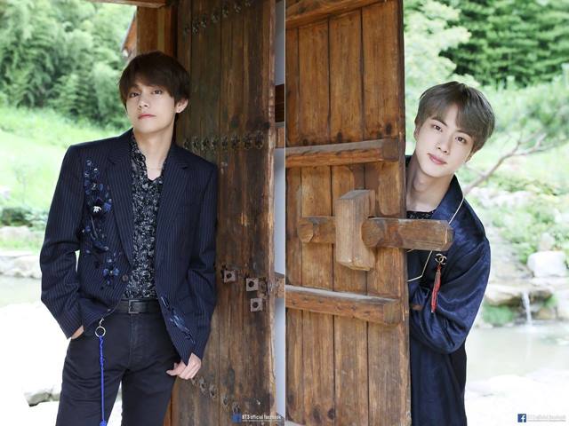 멤버 뷔와 진이 문을 배경으로 포즈를 취하고 있다. /방탄소년단 페이스북