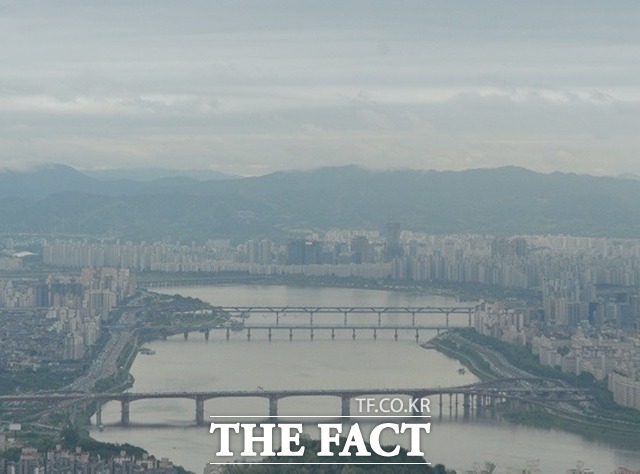 추석 연휴 다음 날인 16일 전국은 대체로 흐리며 남부지방에는 산발적으로 빗방울이 떨어지겠다. /더팩트 DB