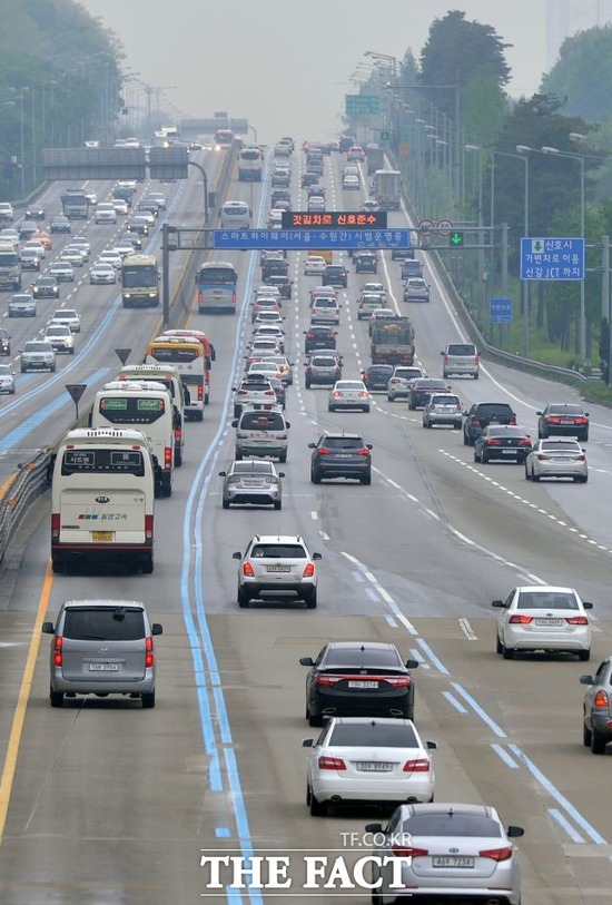 추섭 연휴 마지막 날인 15일 귀경 차량으로 오후 3~5시부터 고속도로 정체가 시작됐다가 오후 11시부터 해소될 것으로 예상된다. /더팩트 DB