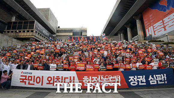 황교안 한국당 대표와 나경원 원내대표 등 소속 의원과 지지자들이 15일 오후 서울 광화문광장에서 열린 헌정유린, 위선자 조국 사퇴 국민서명운동 광화문본부 개소식에 참석해 구호를 외치고 있다. /임영무 기자