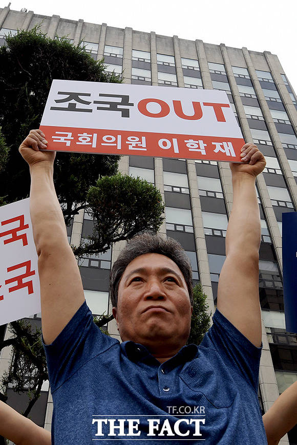 이학재 자유한국당 의원은 15일 조국 법무부 장관 사퇴와 문재인 대통령의 사과를 요구하는 단식을 알리며 