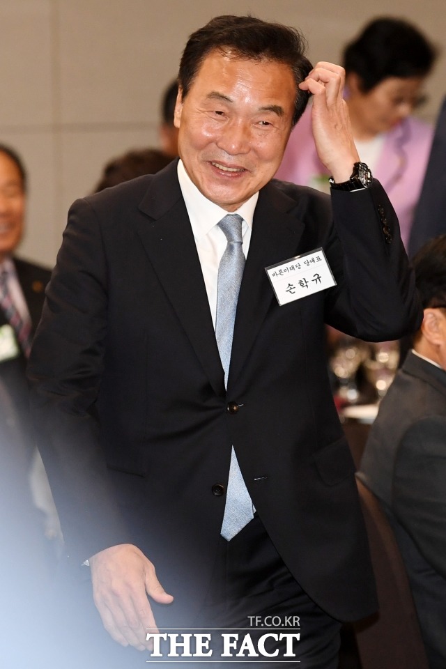 손학규 대표는 지난 4월 15일 추석 때까지 당 지지율이 10%에 미치지 못하면 그만두겠다고 약속했다. 하지만 16일 손 대표는 사퇴와 관련해 그 이야기는 더 이상 할 것도 없다라고 사퇴하지 않겠다는 점을 분명히 했다. /남용희 기자