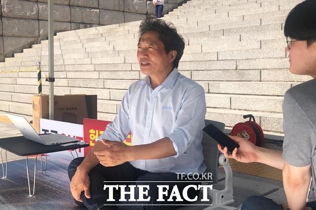 15일부터 조국 사퇴 촉구 단식에 돌입한 이학재 자유한국당 의원이 16일 국회의사당 본청 앞 계단에 마련된 천막에서 <더팩트> 취재진과 인터뷰를 갖고 있다. /국회=문혜현 기자