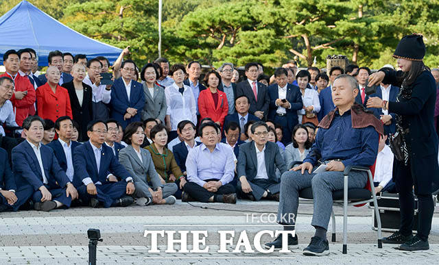 황교안 대표의 삭발을 지켜보는 한국당 의원들. /김세정 기자