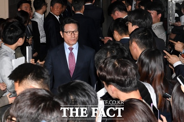 정병국 바른미래당 의원은 16일 손학규 당 대표가 약속했던 추석 전 10% 지지율 달성 공약을 언급하며 사퇴를 촉구했다. /남윤호 기자