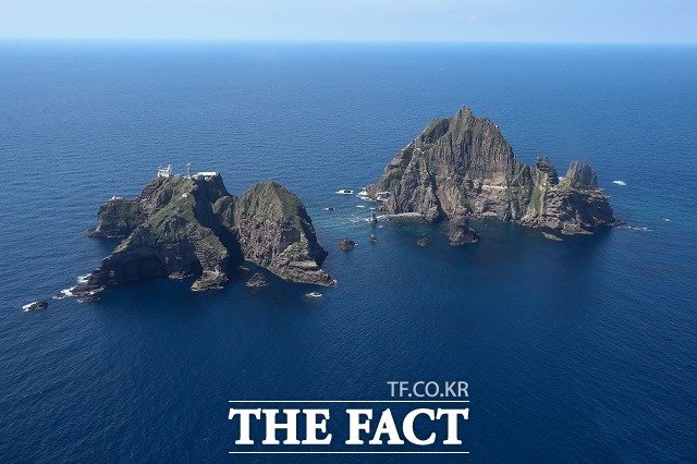 문재인 대통령은 16일 동해를 일본해로 표기한 공공기관 3곳에 엄중 경고했다고 고민정 청와대 대변인이 밝혔다. /국회사진기자단