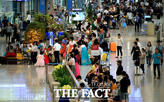 이번 추석 연휴 기간에 인천공항을 이용한 전체 여행객 수는 89만7078명으로 집계됐다. 특히 일본으로 여행을 떠난 여객 수는 하루 평균 1만2140명으로 지난해보다 39.1% 감소했다. /인천공항=이덕인 기자