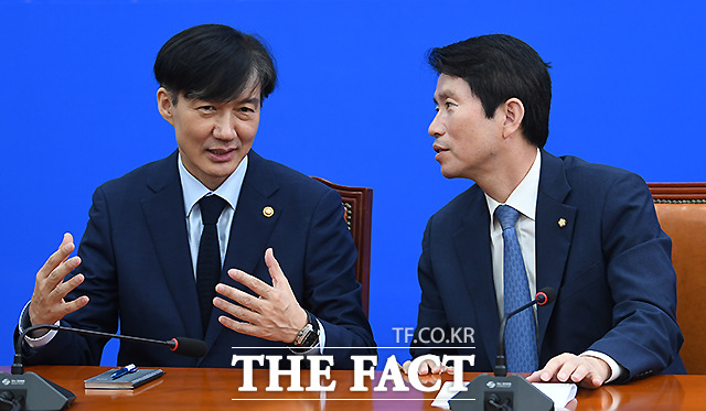 조국 법무부 장관(왼쪽)이 17일 오전 서울 여의도 국회를 찾아 이인영 더불어민주당 원내대표를 예방하고 있다. /이새롬 기자