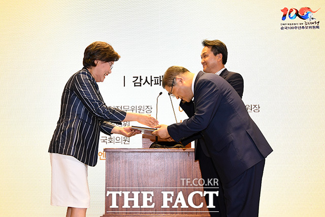 감사패 받는 이혜훈 국회정보위원장(왼쪽)