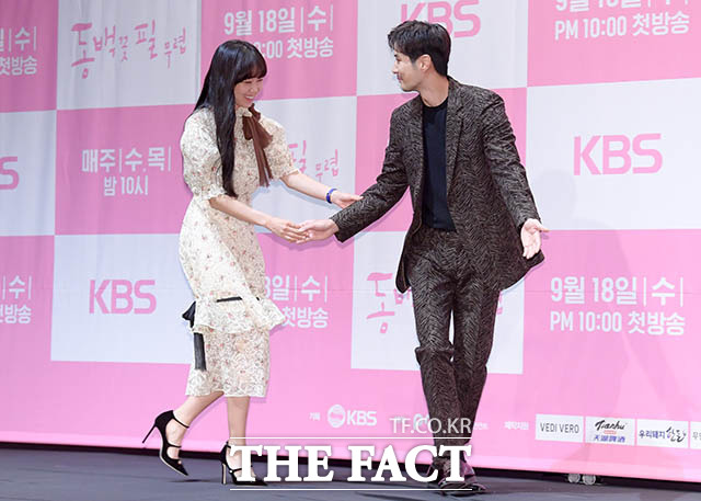 공효진(왼쪽)을 에스코트하는 김지석. 두 사람은 KBS2 상두야 학교가자 이후 작품에서 두 번째로 만났다. /김세정 기자